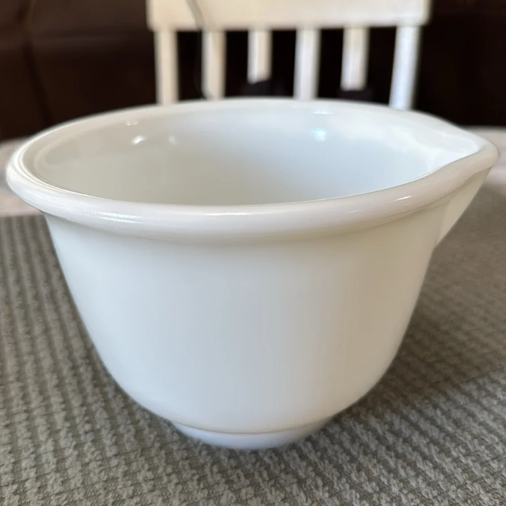 Vintage Hamilton Beach Milk Glass Mixing Bowl Pour Spout‎ Racine Wisconsin 7”